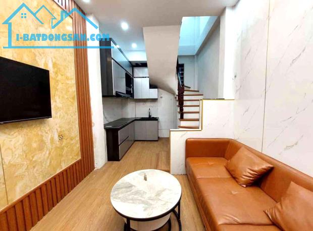 TẦM TIỀN HƠN 5 TỶ CÓ NHÀ SÁT HỒ ĐẦM TRÒN NGÕ 135 ĐỘI CẤN - NHÀ ĐẸP 5 TẦNG Ở NGAY- CỰC HIẾM