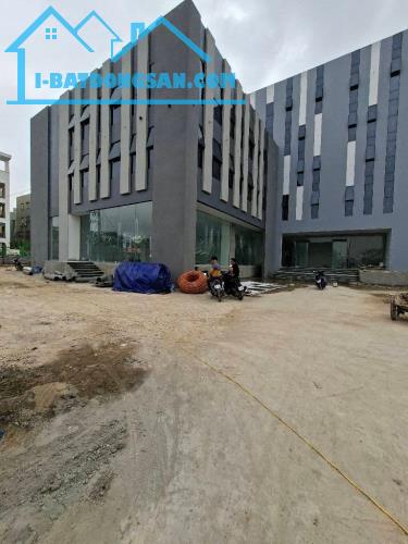Bán tòa nhà dịch vụ thương mại 3.148m² Long Biên, HN - 3 mặt tiền - 6 tầng 1 hầm