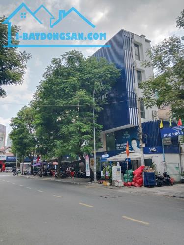Bán tòa nhà góc ba mặt tiền khu vực Chợ Bến Thành giá 30 tỷ