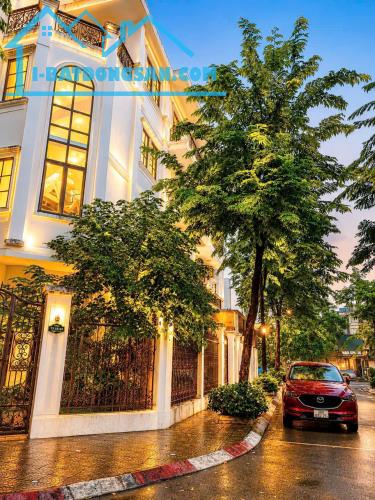 GIẢM CHÀO 1,9 𝑡𝑦̉ – GIÁ MỚI CHỈ 14 𝑡𝑦̉ 🔥 🏢 Mặt phố Ngọc Hồi – 88m² • 6 tầng 1 tum