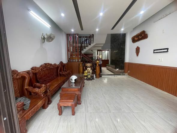 Gần Chợ Hòa Xuân